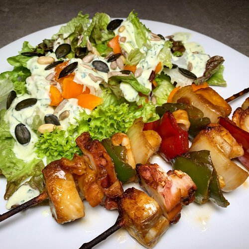 Rezept: Fleisch-Spieße mit Salat und Joghurt-Ingwer-Dessing