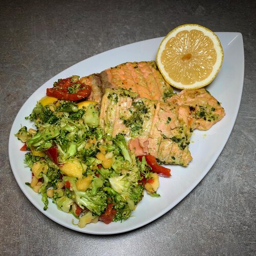 Rezept: Grill-Lachs mit Brokkoli-Salat