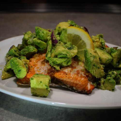 Rezept: Lachs mit Avocado-Salat