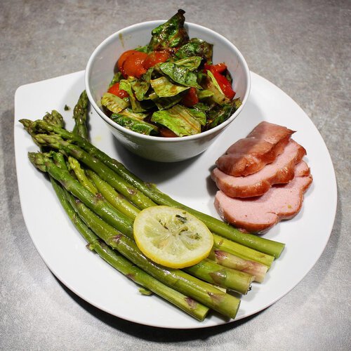 Rezept: Spargel mit Leberkäse und Salat