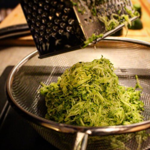 Abnehmtricks - Rezept für gesunde Reibekuchen-Alternative aus Zucchini