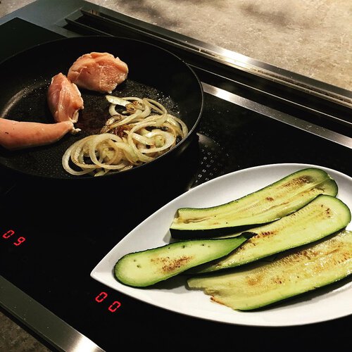 Gesund kochen - Hühnchen mit Zucchinistreifen