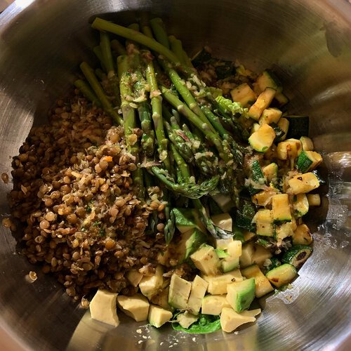 Gesund kochen - Linsen-Bowl mit Spargel und Lachs