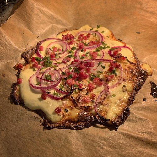 Gesundes Rezept - Flammkuchen aus Parmesan und Blumenkohl