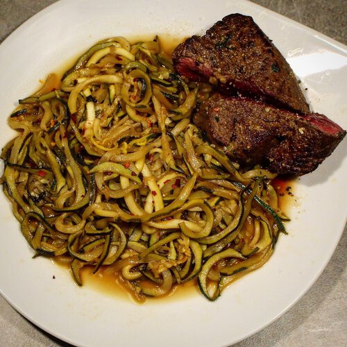 Gesundes Rezept - Rezept für Zucchini-Nudeln mit Hüftsteak - Zoodles