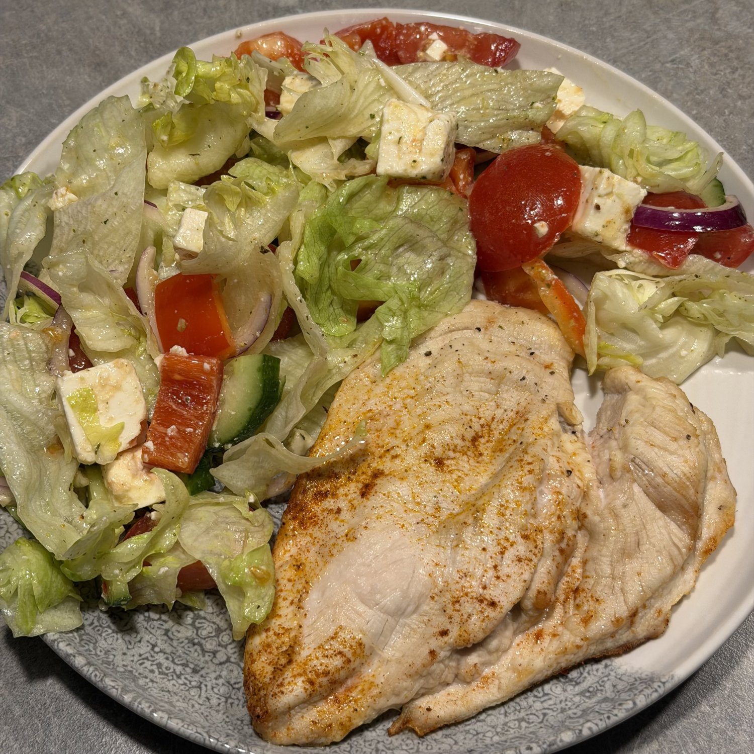 Rezept: Hähnchenbrust mit Eisbergsalat und Feta