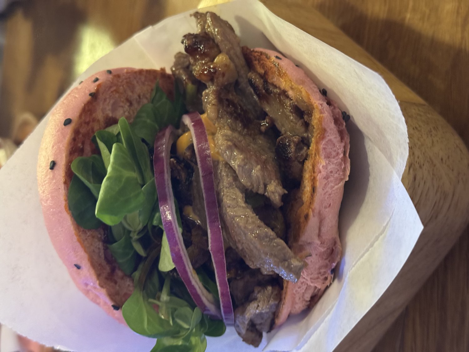 Rezept: Rinderstreifen-Burger mit Feldsalat