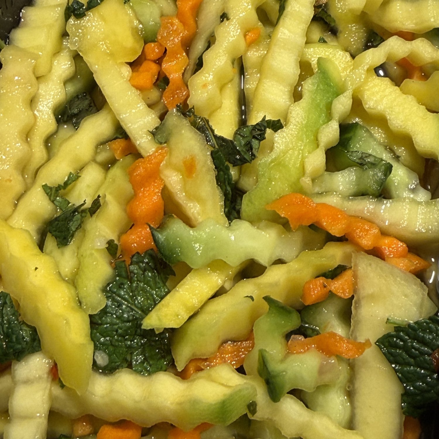 Rezept: Gurken-Möhren-Salat mit Minze