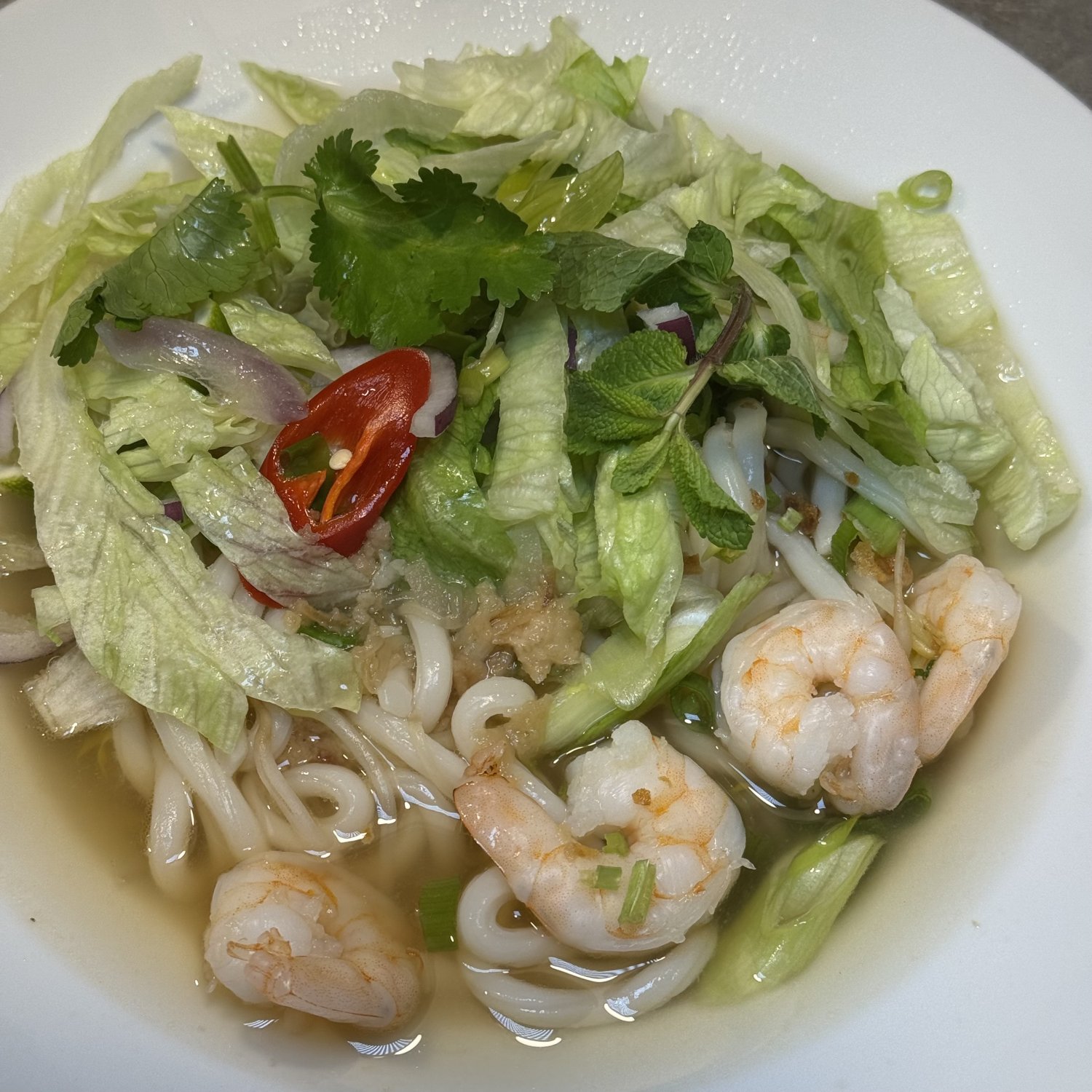 Rezept: Garnelen-Udon-Suppe mit frischen Kräutern