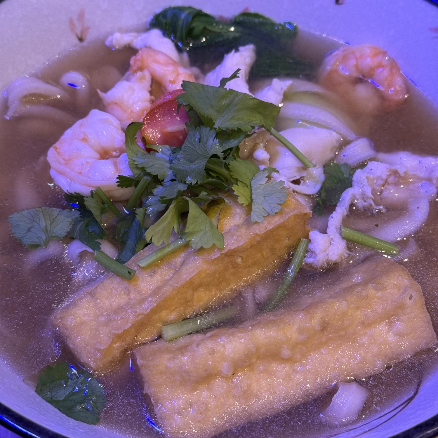 Rezept: Garnelen-Nudelsuppe mit Tofu und Koriander