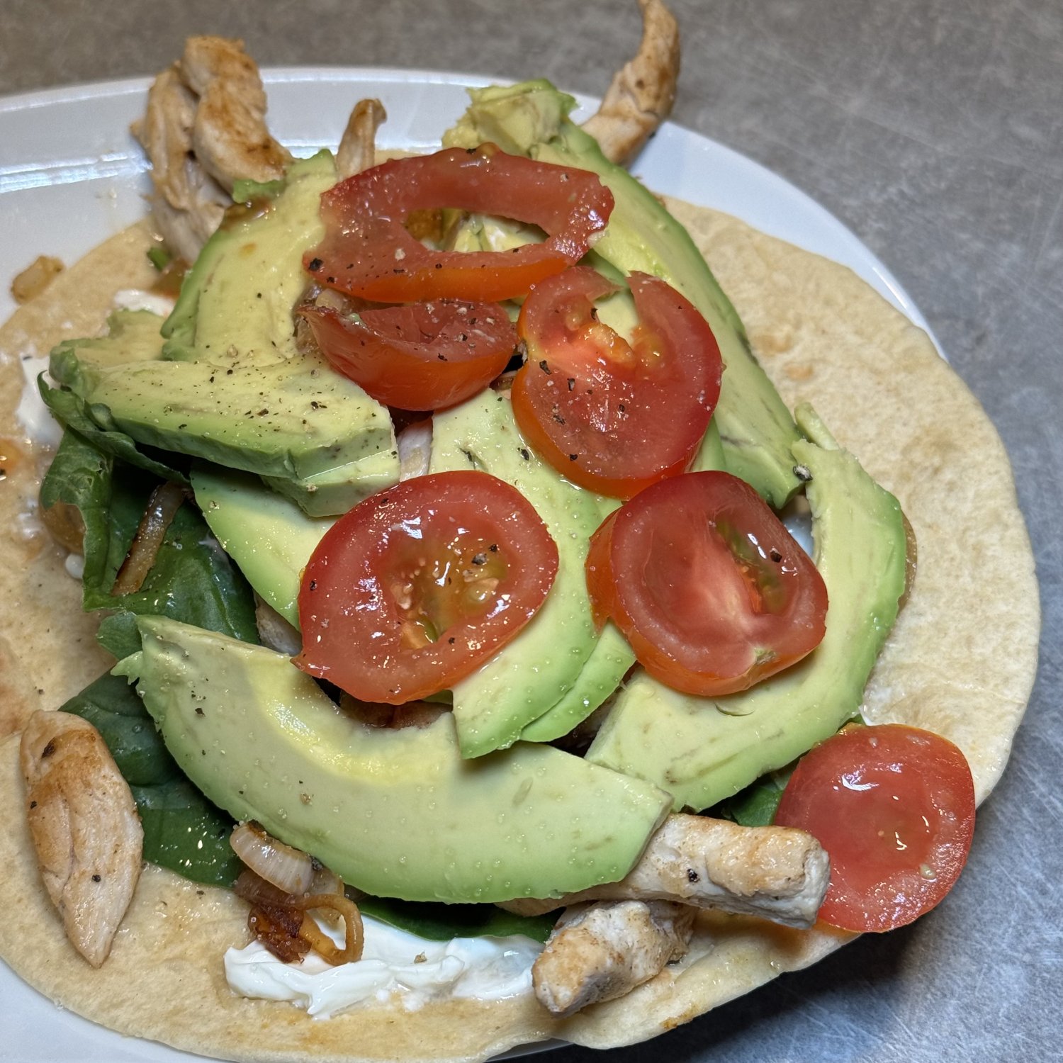 Rezept: Hähnchen-Wrap mit Avocado und Tomate