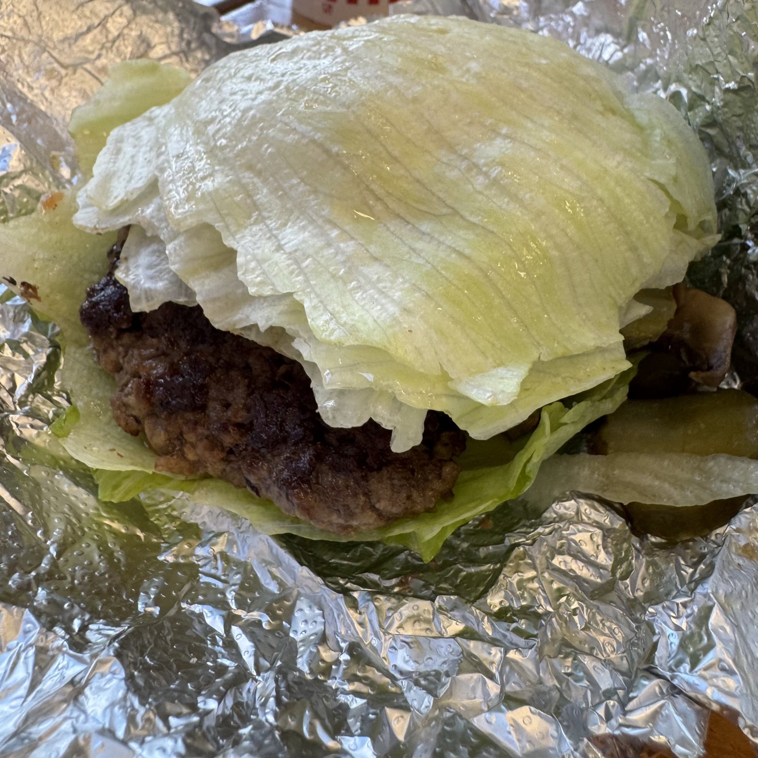 Rezept: Rinder-Burger im Eisbergsalat