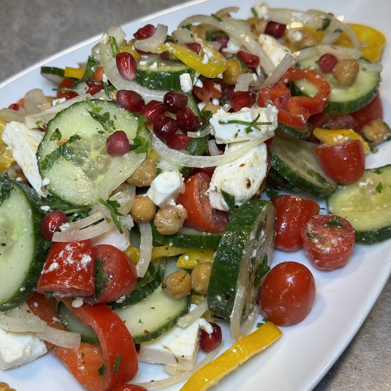Rezept: Hähnchen-Salat mit Feta und Kichererbsen