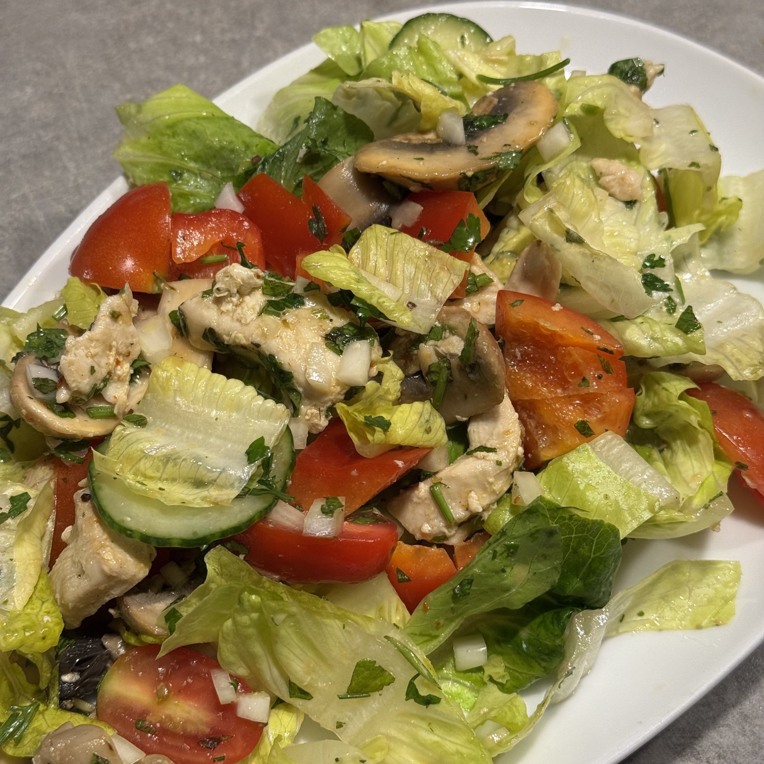 Rezept: Hähnchen-Salat mit Tomate, Gurke und Champignons