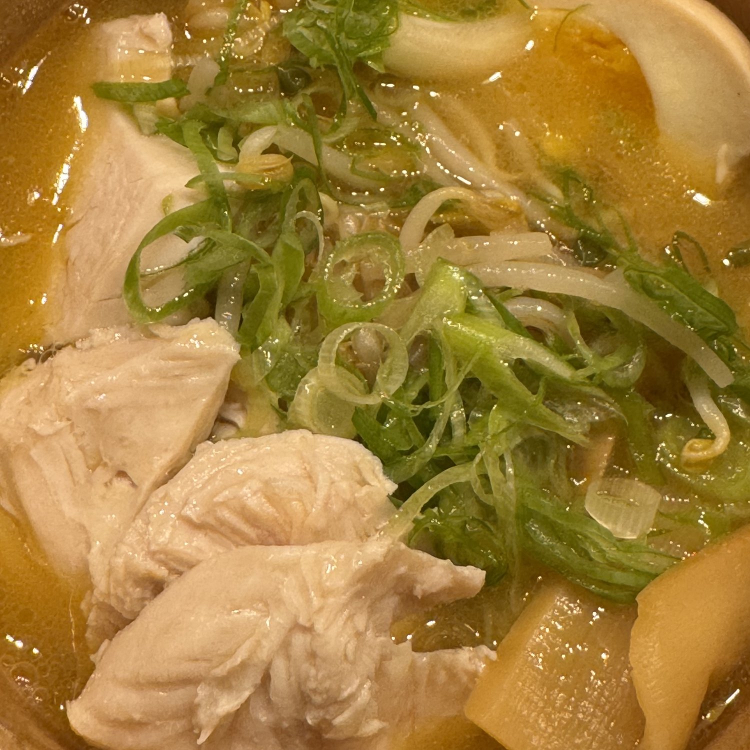 Rezept: Hähnchen-Miso-Suppe mit Frühlingszwiebel