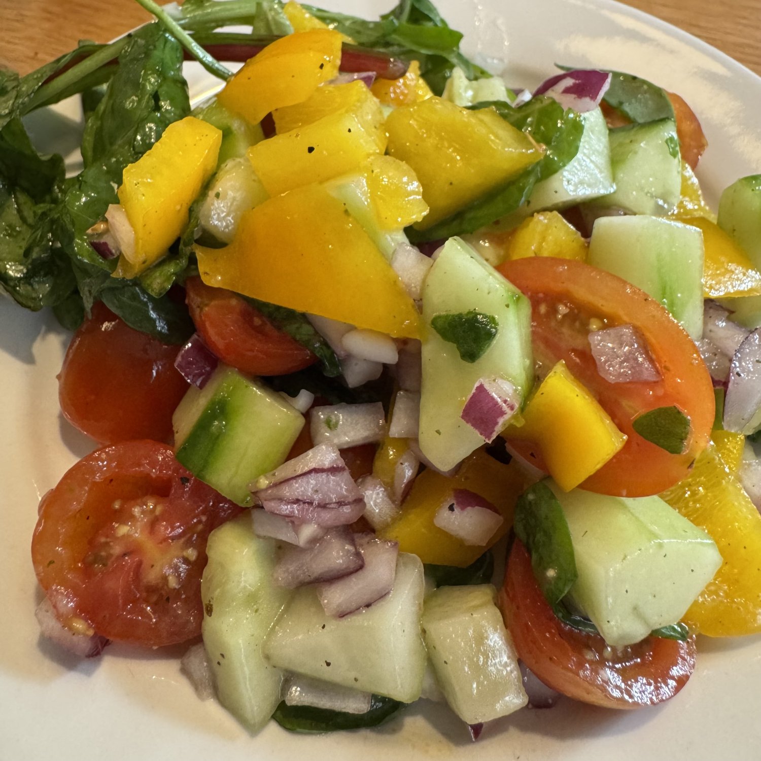 Rezept: Gurken-Tomaten-Salat mit Paprika und roten Zwiebeln