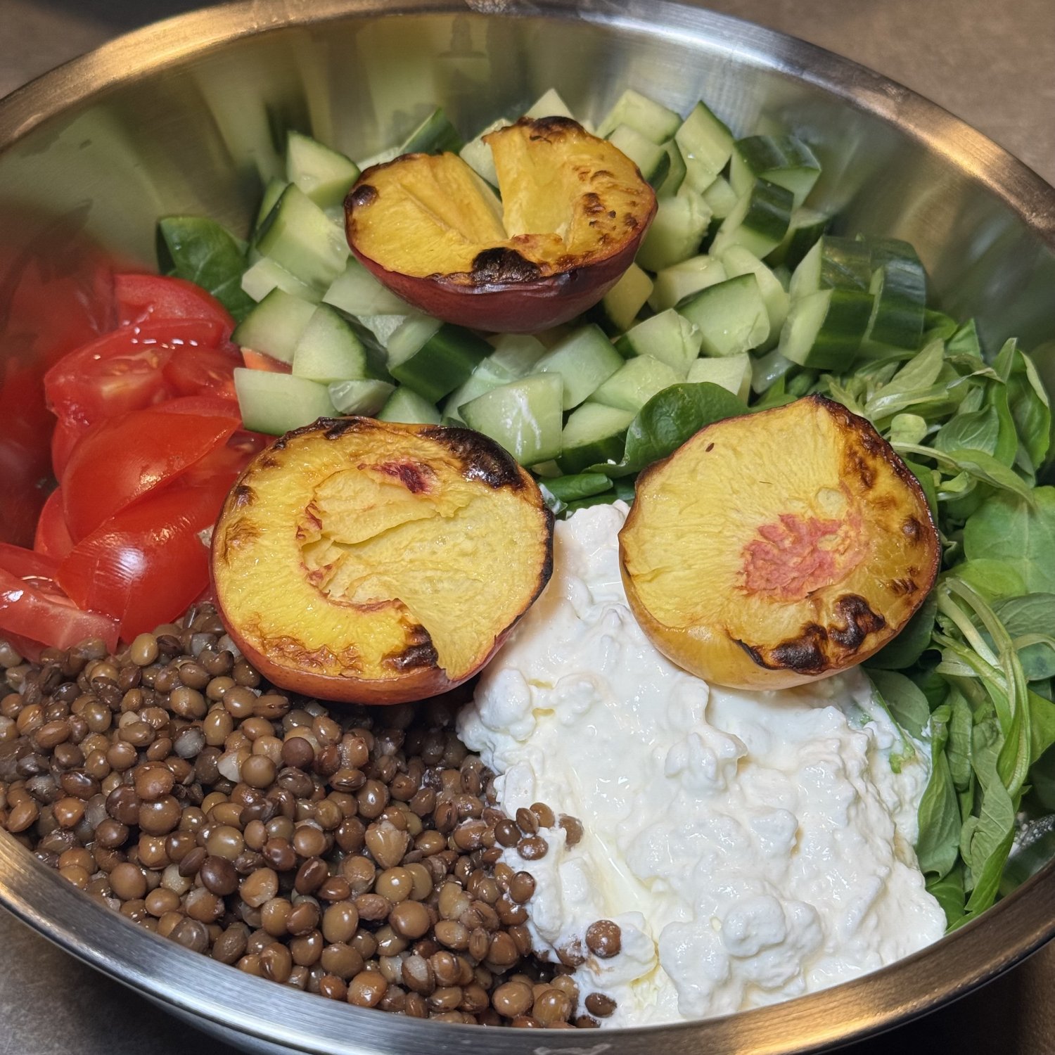 Rezept: Warmer Pfirsich-Linsensalat mit Burrata