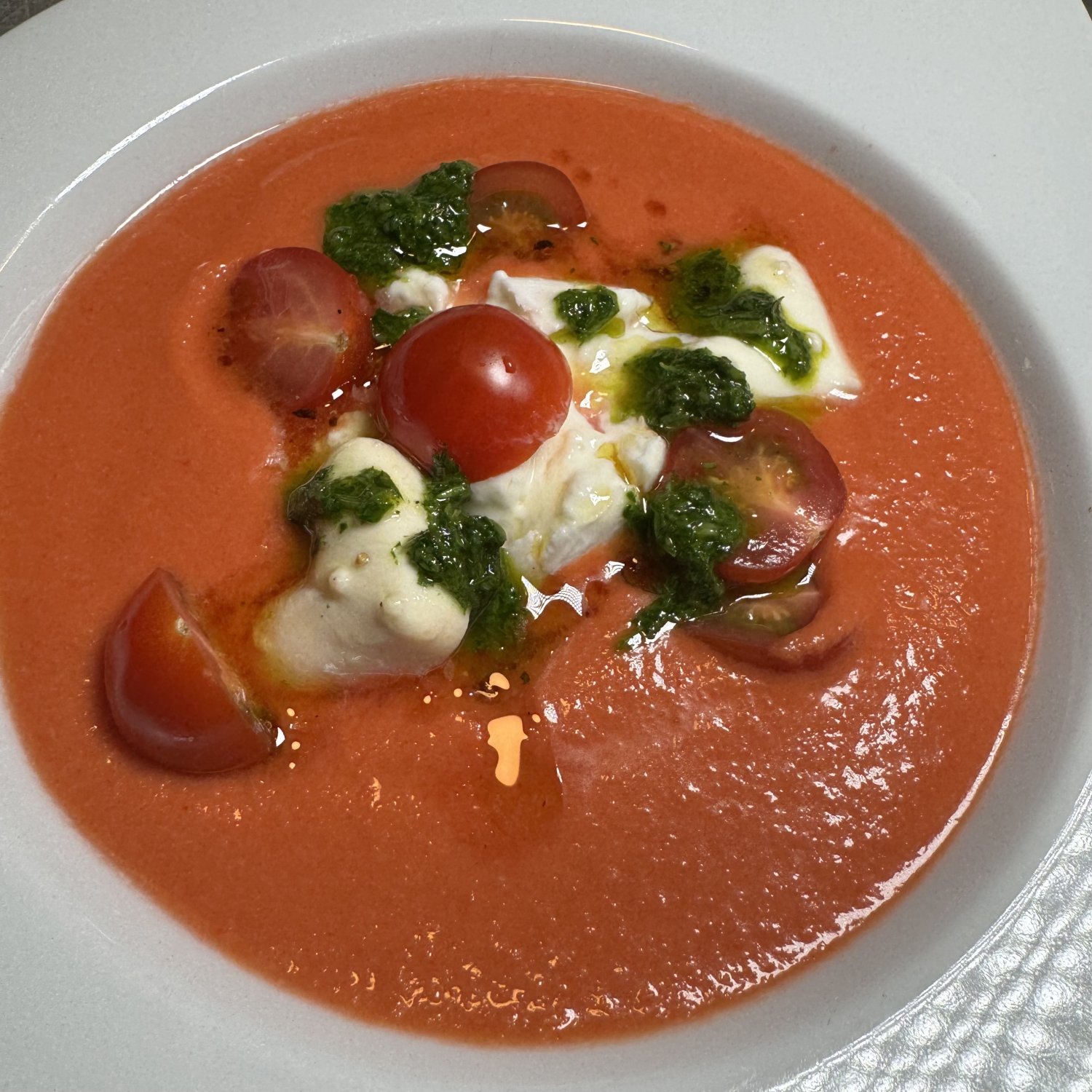 Rezept: Kalte Tomatensuppe mit Büffelmozzarella und Basilikumöl