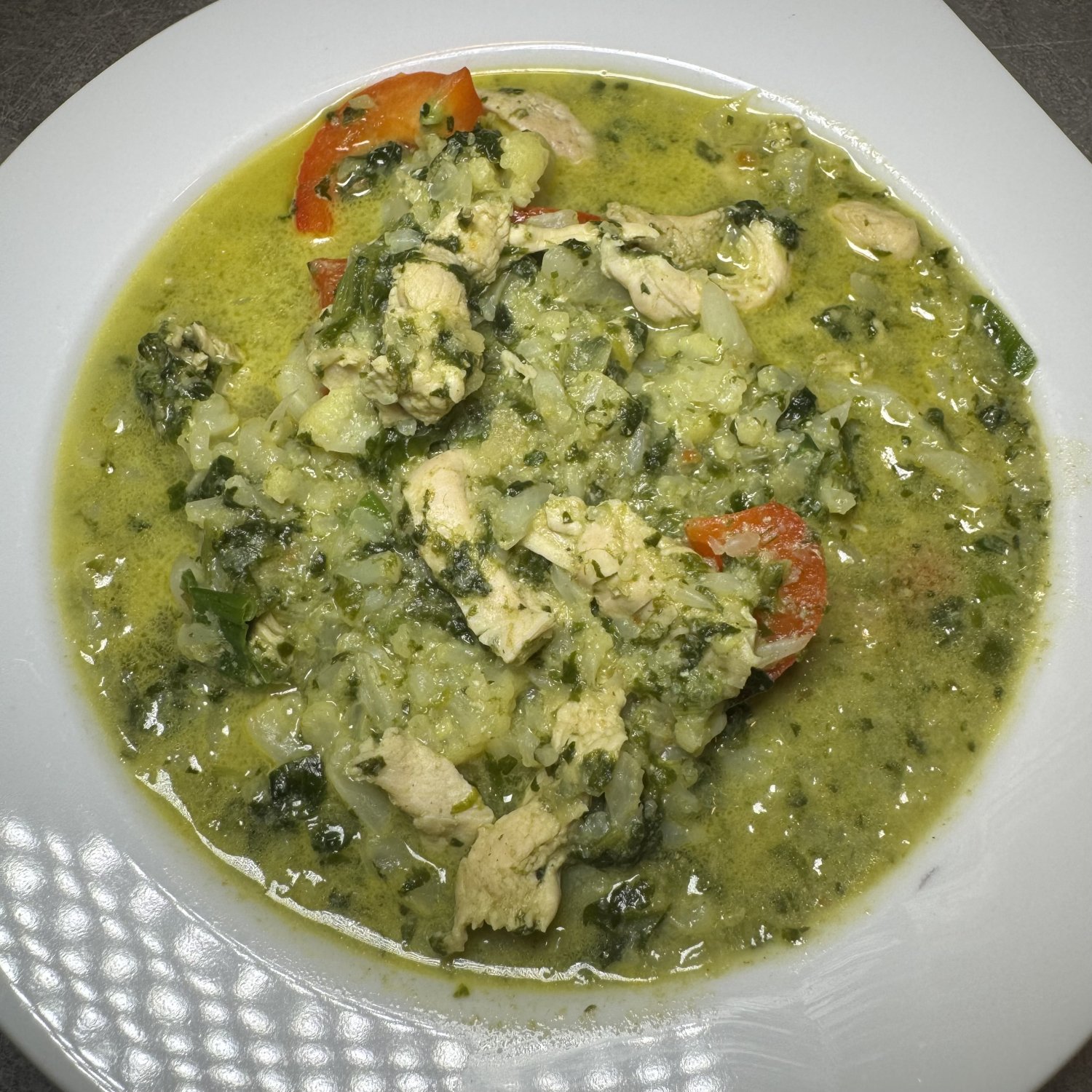 Rezept: Hähnchen-Curry mit Spinat und Paprika