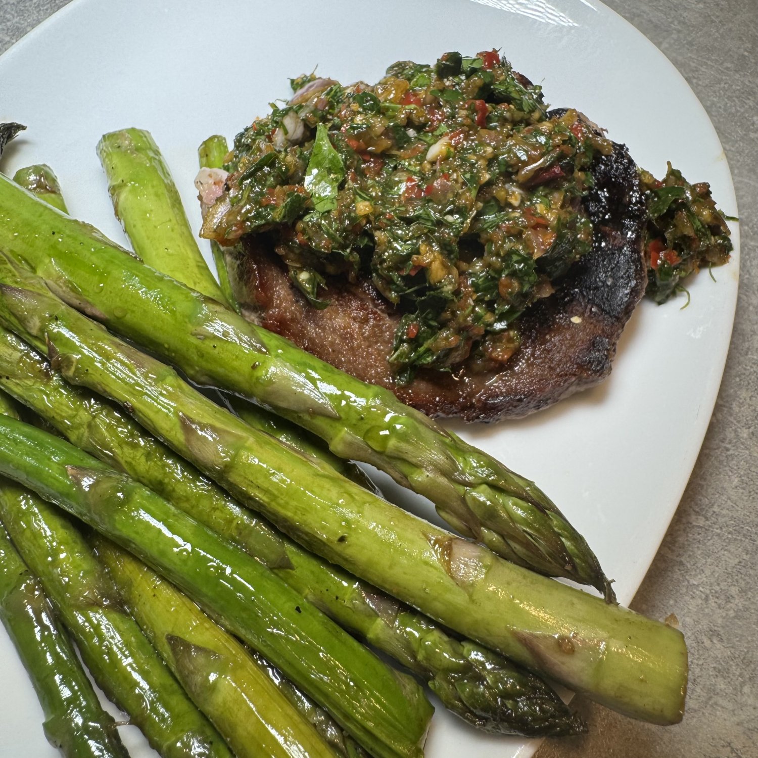 Rezept: Rindersteak mit Chimichurri und grünem Spargel