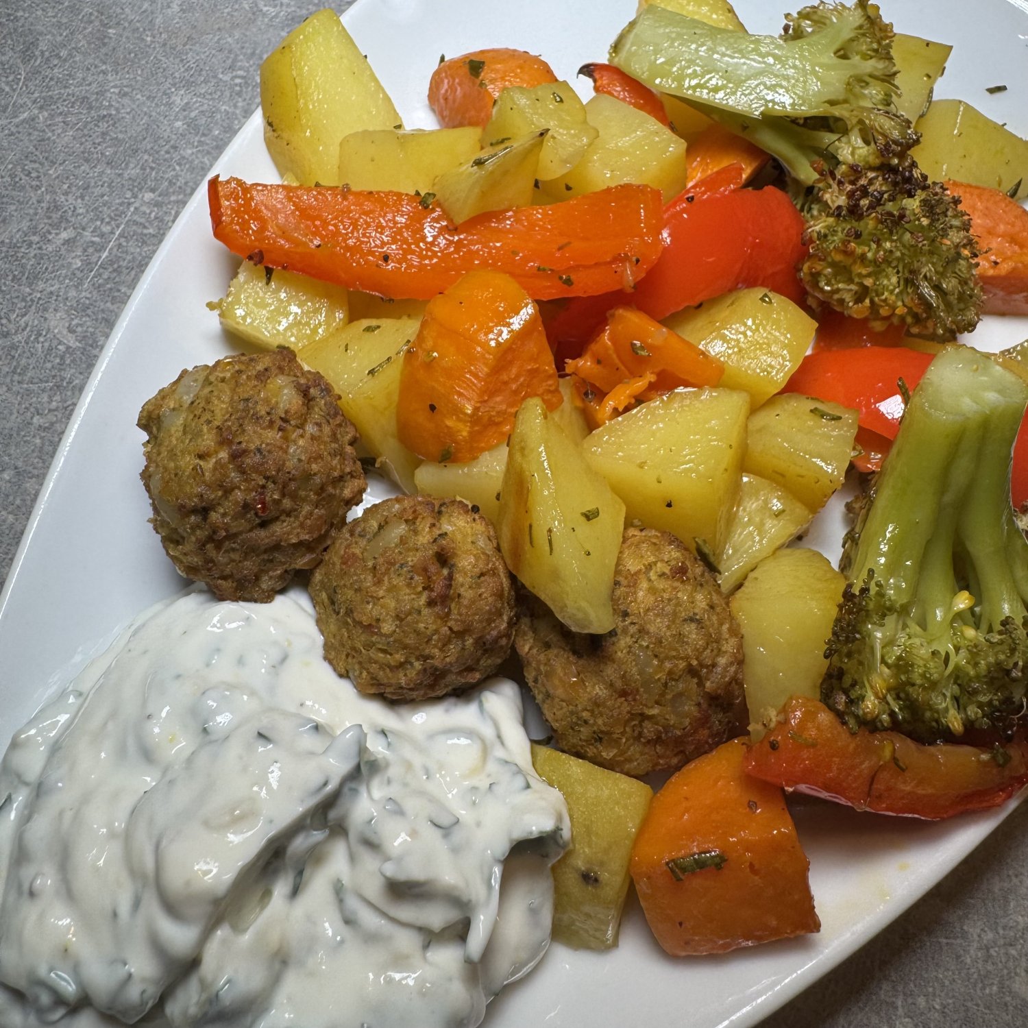 Rezept: Ofengemüse mit Putenhackbällchen und Kräuterquark