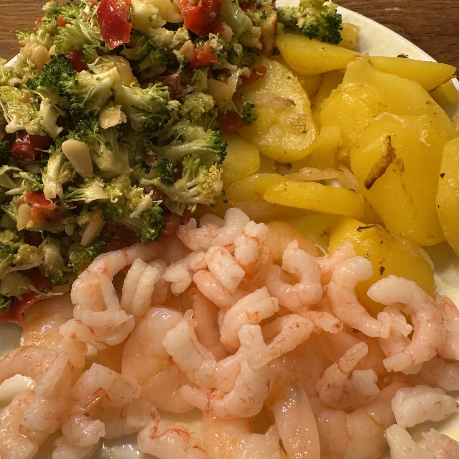 Rezept: Garnelen mit Brokkolisalat und Kartoffeln