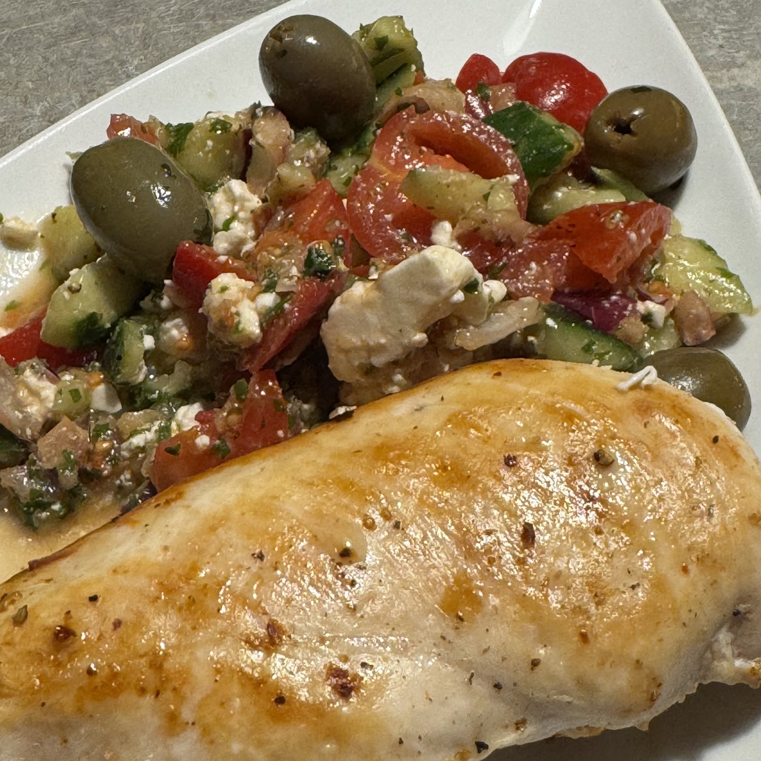Rezept: Hähnchenbrust mit mediterranem Tomaten-Gurken-Salat