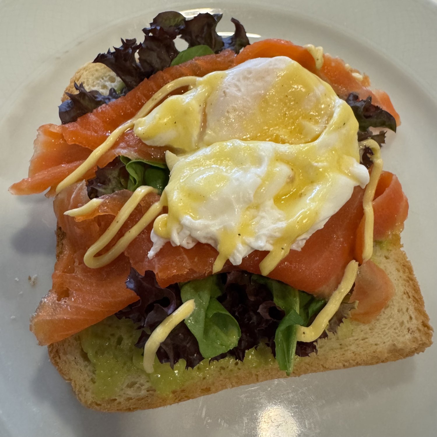 Rezept: Lachs-Toast mit pochiertem Ei