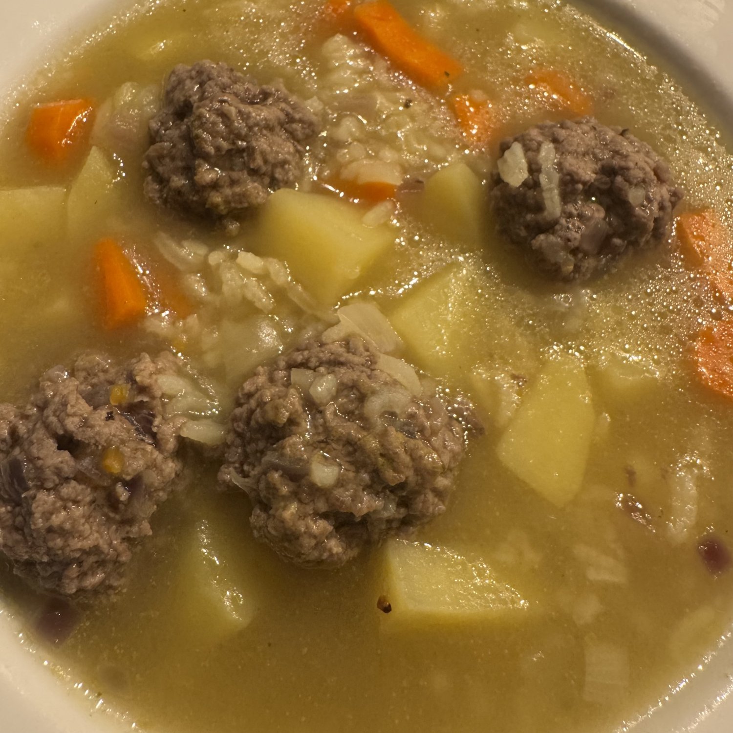 Rezept: Kartoffel-Gemüse-Suppe mit Rinderklößchen