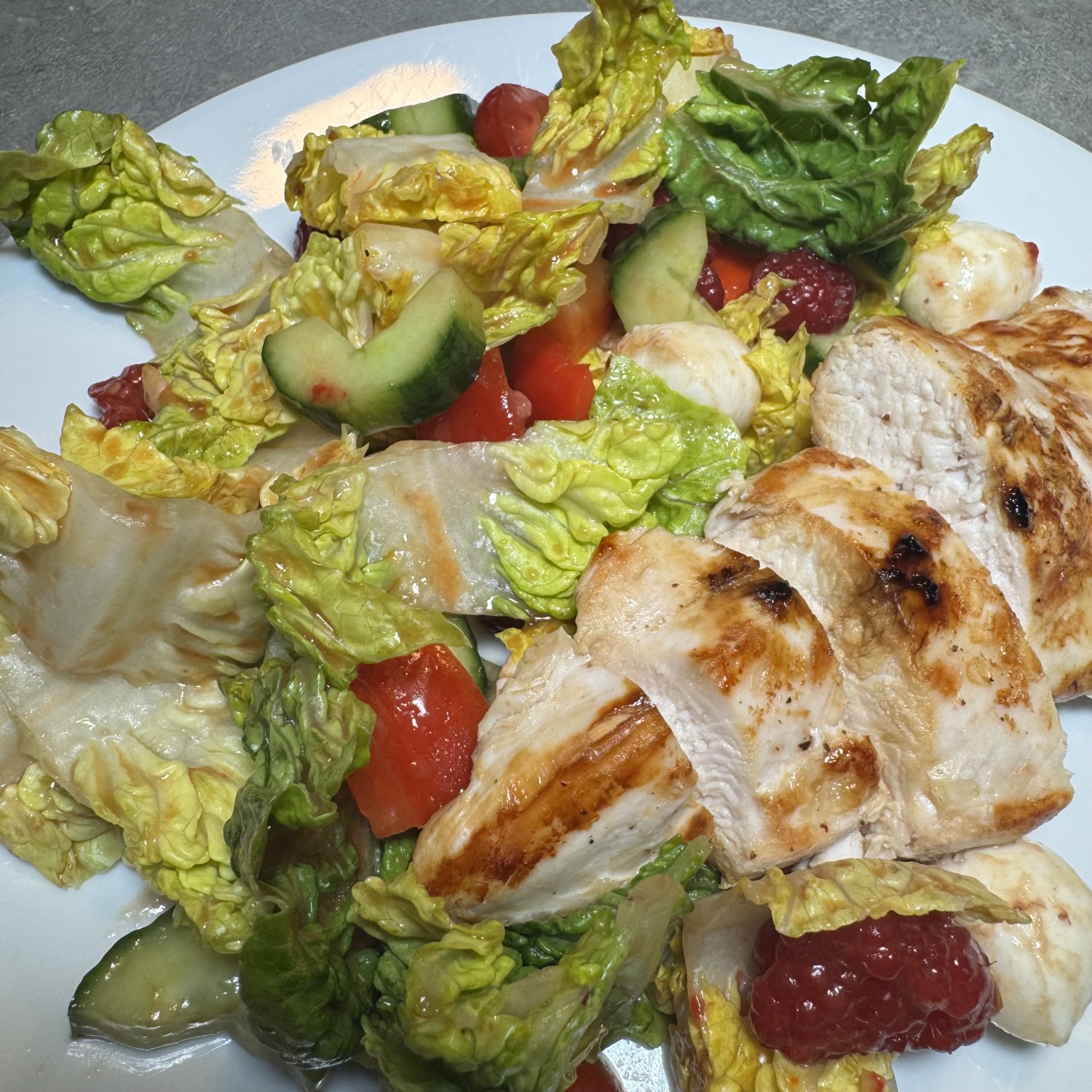 Rezept: Hähnchenbrust mit Blattsalat und Himbeerdressing