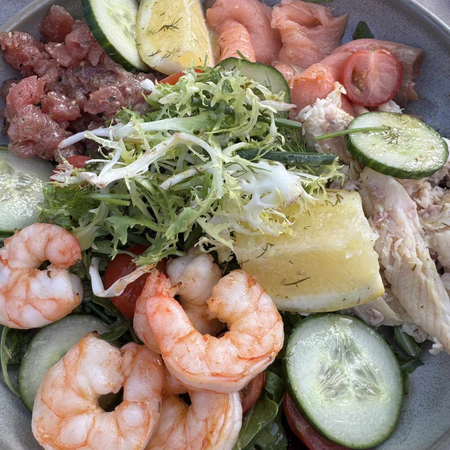 Rezept: Fischsalat mit Garnelen, Räucherlachs und Thunfischtatar