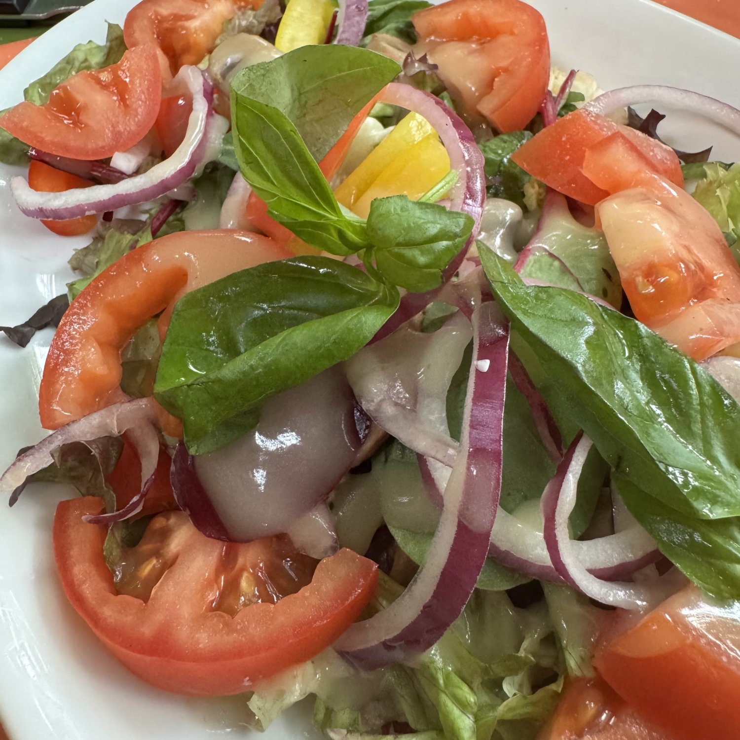 Rezept: Tomatensalat mit Blattsalat und Basilikum