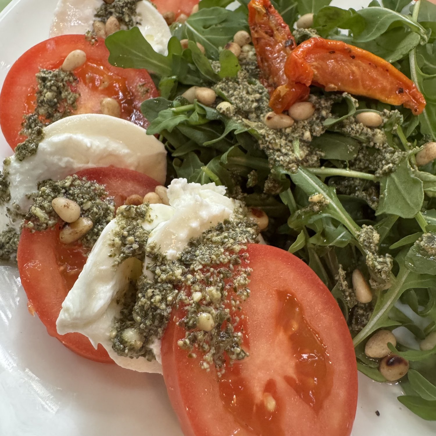 Rezept: Tomaten-Mozzarella-Salat mit Rucola, Pesto und Pinienkernen