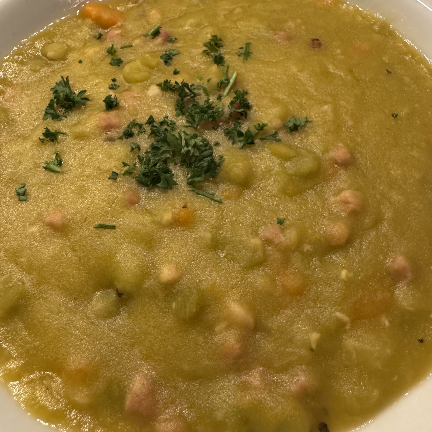 Rezept: Erbsensuppe mit Schinkenwürfeln