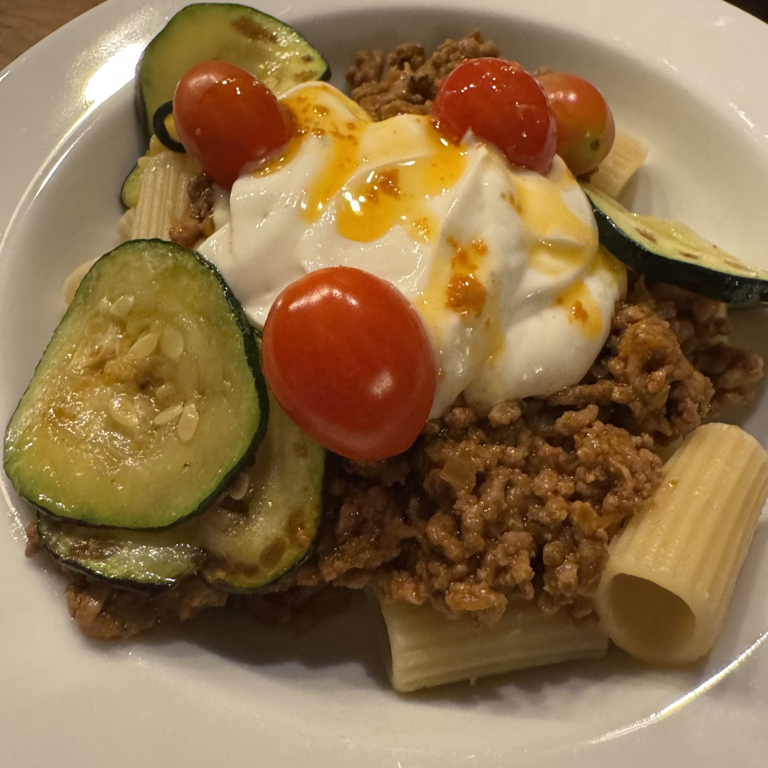 Rezept: Makkaroni mit Rinderhack, Zucchini und Joghurtdip