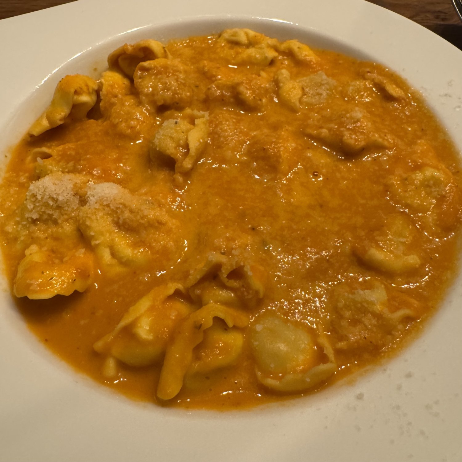 Rezept: Tortellini in leichter Tomaten-Sahne-Soße