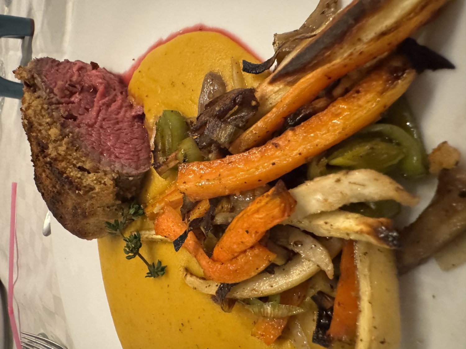 Rezept: Rinderfilet mit Kräuterkruste, Ofen-Wurzelgemüse und Kürbispüree