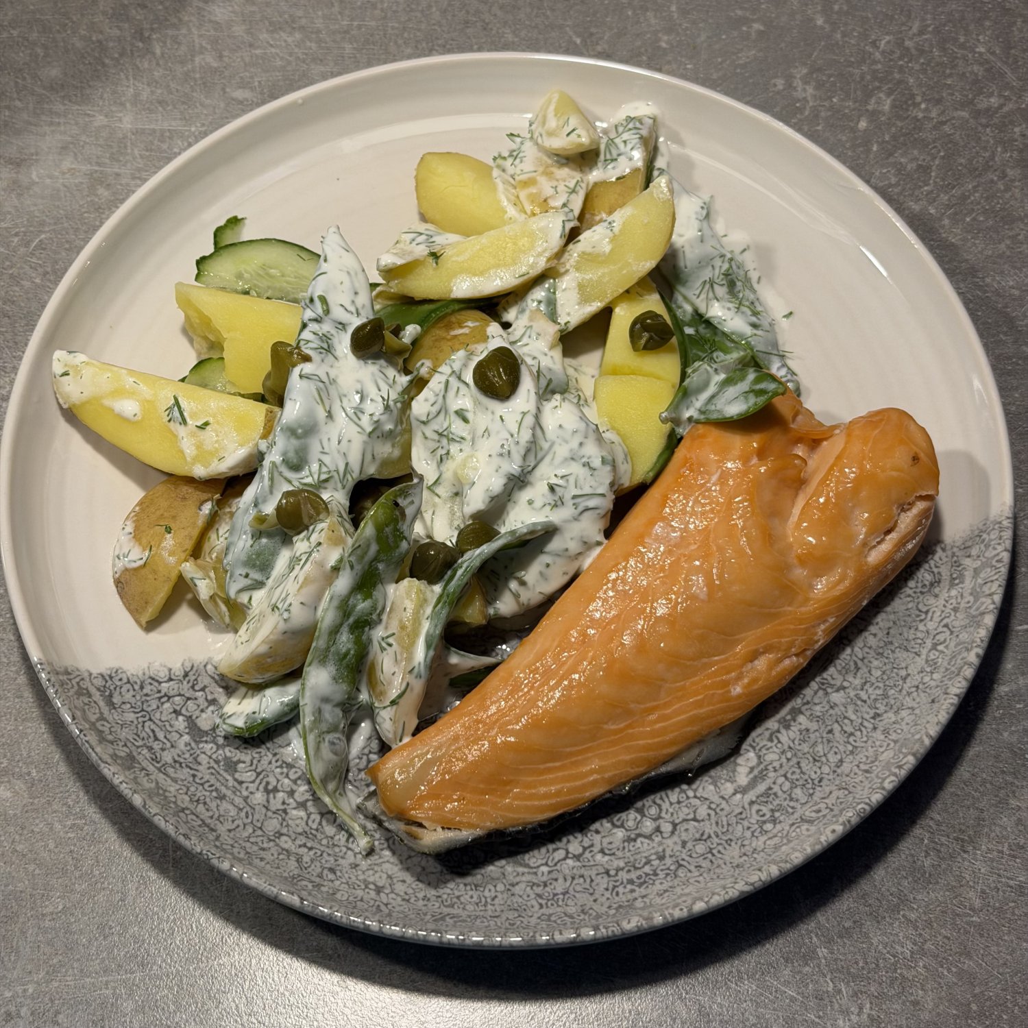 Rezept: Lachs mit Joghurtdip, Kartoffeln und Bohnen