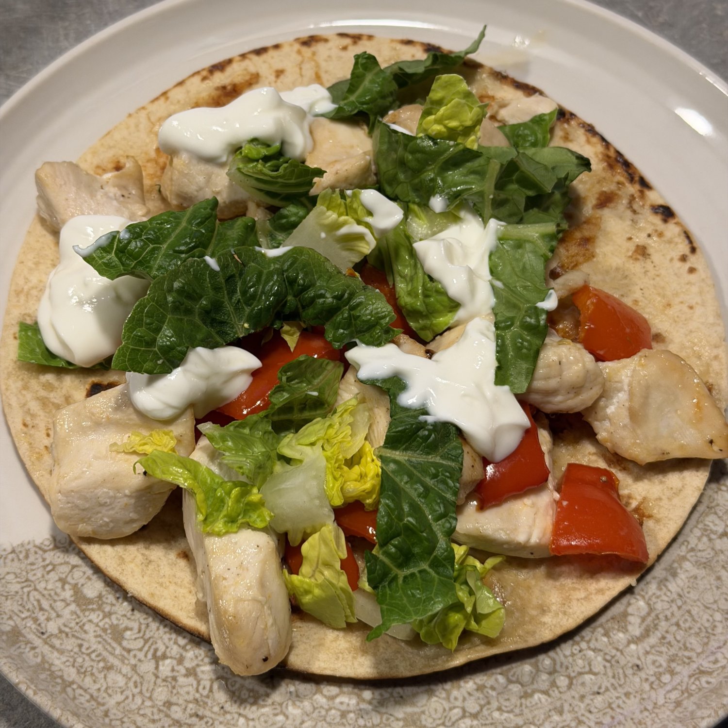 Rezept: Hähnchen-Wrap mit Salat und Tomate
