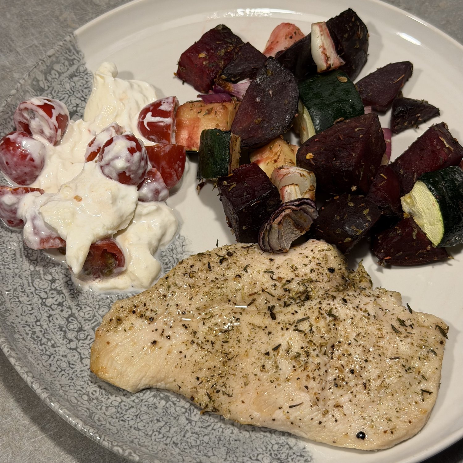 Rezept: Hähnchenfilet mit Ofen-Rote-Bete, Zucchini und Tomaten-Burrata