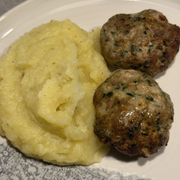 Rezept: Birnen-Kartoffelstampf mit Kräuterfrikadellen