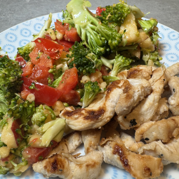 Rezept: Brokkoli-Salat mit Hähnchen