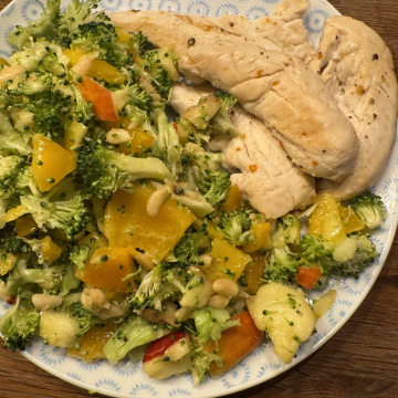 Rezept: Brokkoli-Salat mit Hähnchenbrust