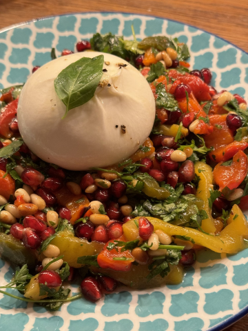 Rezept: Burrata mit Paprika‑Granatapfel‑Salat