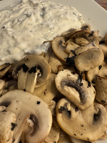 Rezept: Gebratene Champignons mit Kräuterquark