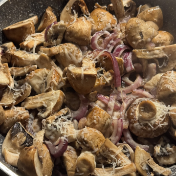 Rezept: Champignons mit Parmesan und roten Zwiebeln