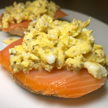 Rapsöl-Rezept: Dinkeltoasties mit Lachs und Rührei