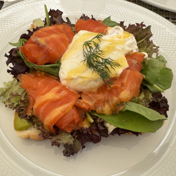 Rezept: Lachs-Eggs-Benedict auf Vollkorntoast