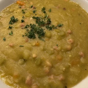 Rezept: Erbsensuppe mit Schinkenwürfeln