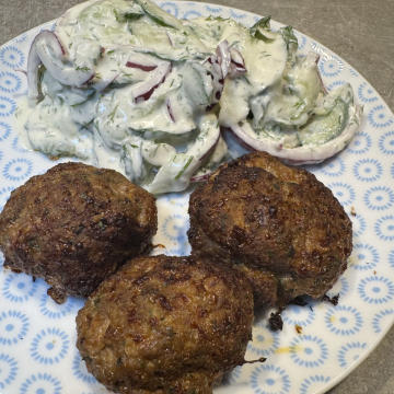 Rezept: Hackfleischfrikadellen mit Gurken-Dill-Joghurt
